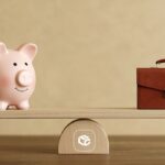 Balança com cofrinho e maleta: RPV trabalhista e pagamento.